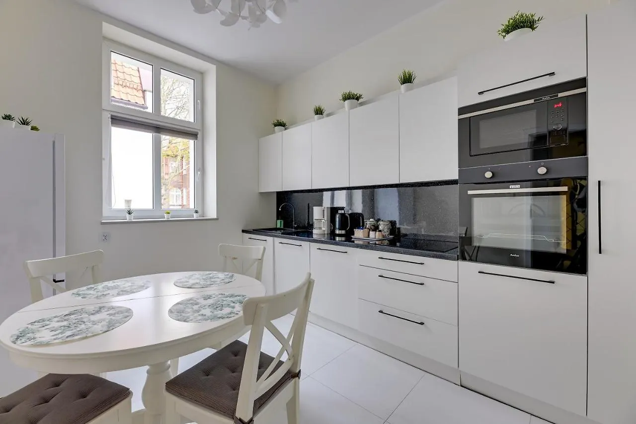 Lion Apartments - Palermo Spacious Family Apartment 3 Min Walk From The Beach Sopoty