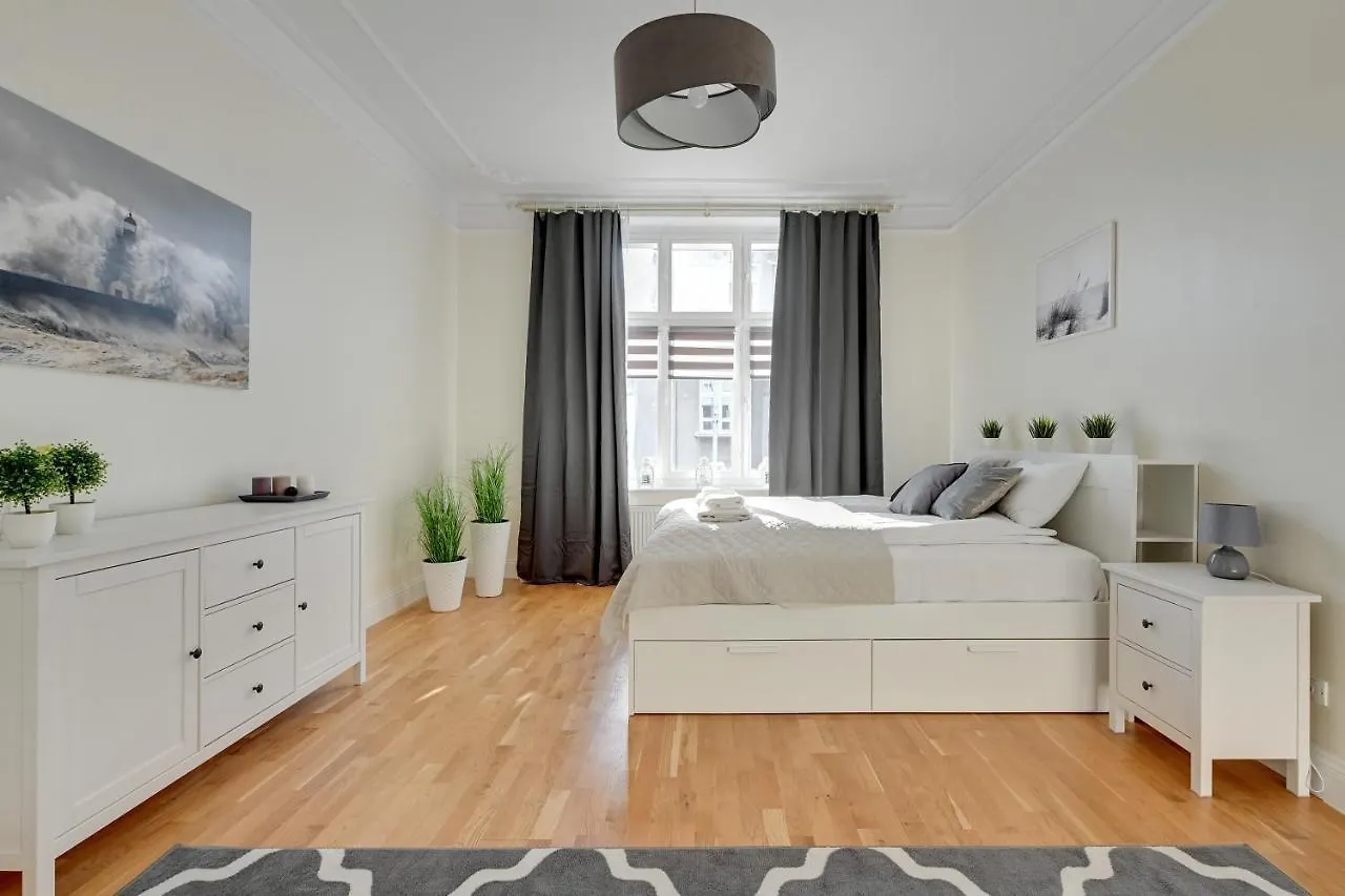 Lion Apartments - Palermo Spacious Family Apartment 3 Min Walk From The Beach Sopoty 0*,