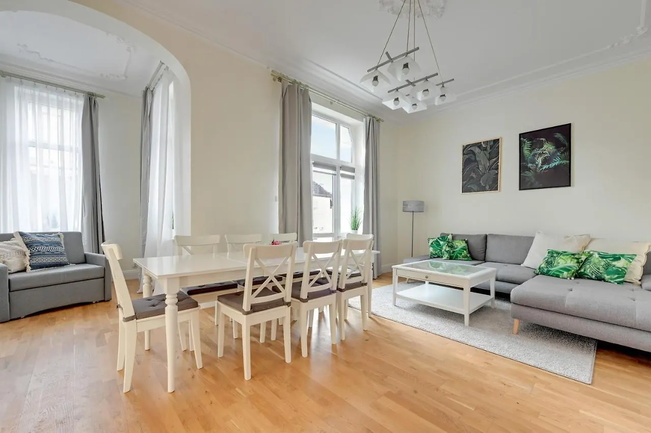 Lion Apartments - Palermo Spacious Family Apartment 3 Min Walk From The Beach Sopoty